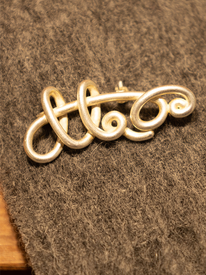 TWISTED LOGO BADGE-WHITE SILVER