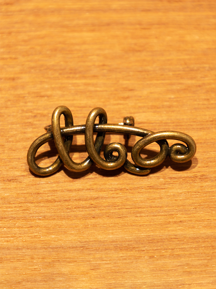 TWISTED LOGO BADGE - GOLD BRASS