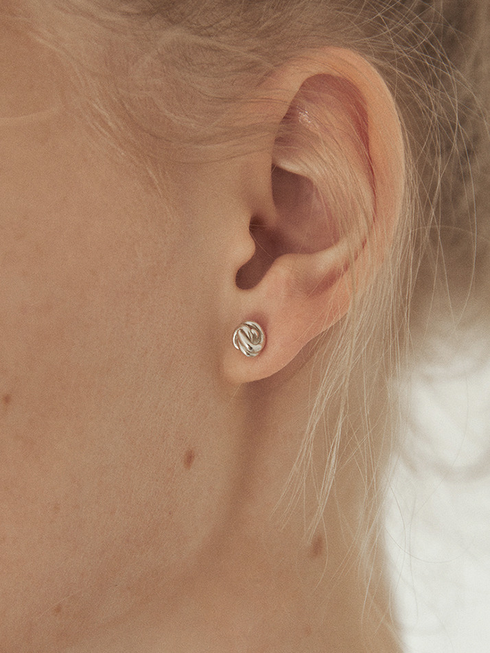 비먼트 [Twist small ball earring]