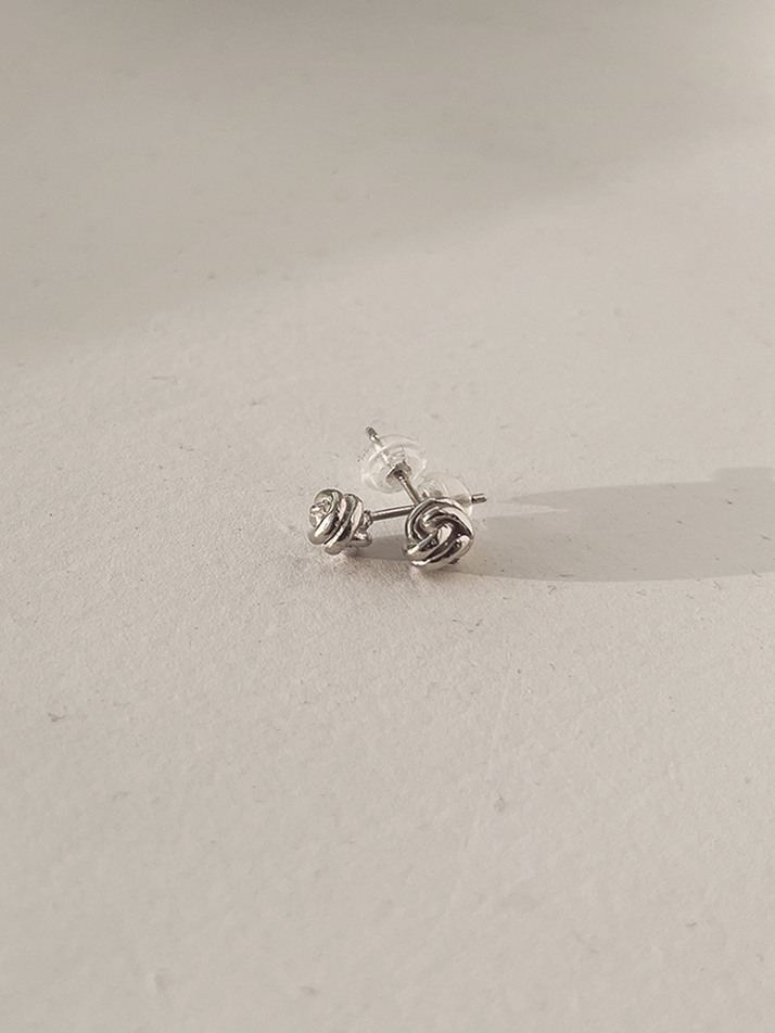 비먼트 [Twist small ball earring]