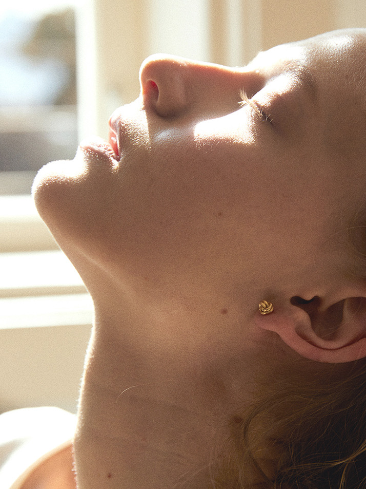 비먼트 [Twist small ball earring]