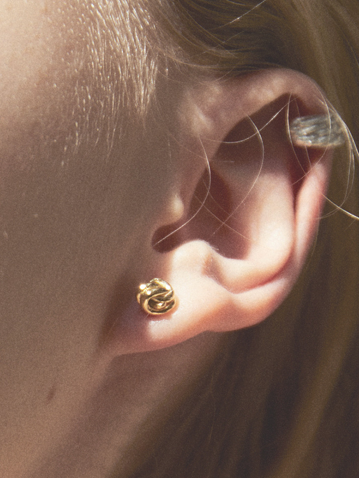 비먼트 [Twist small ball earring]