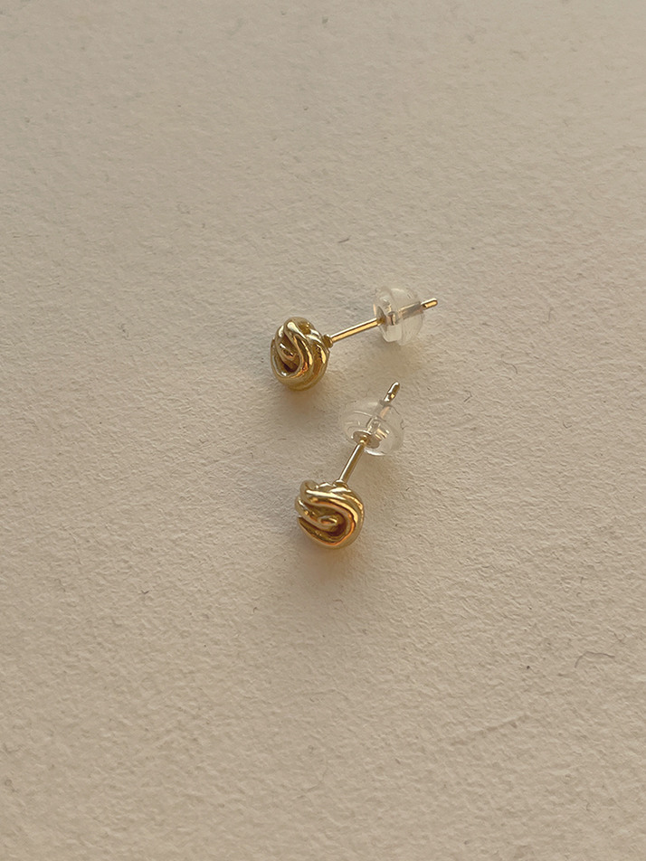 비먼트 [Twist small ball earring]