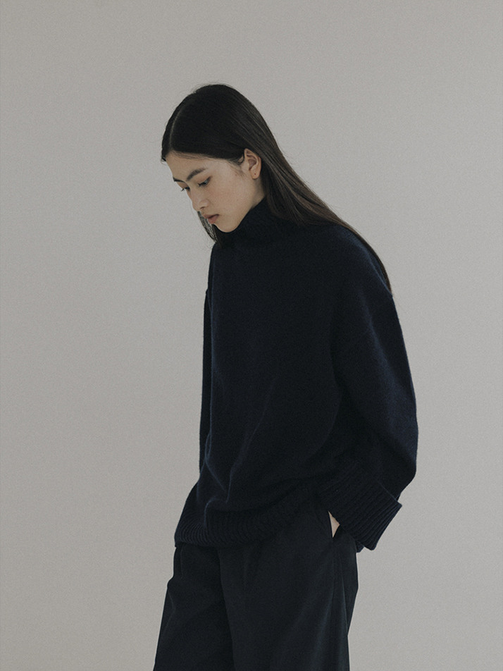 Cashmere turtle neck sweater (Navy)