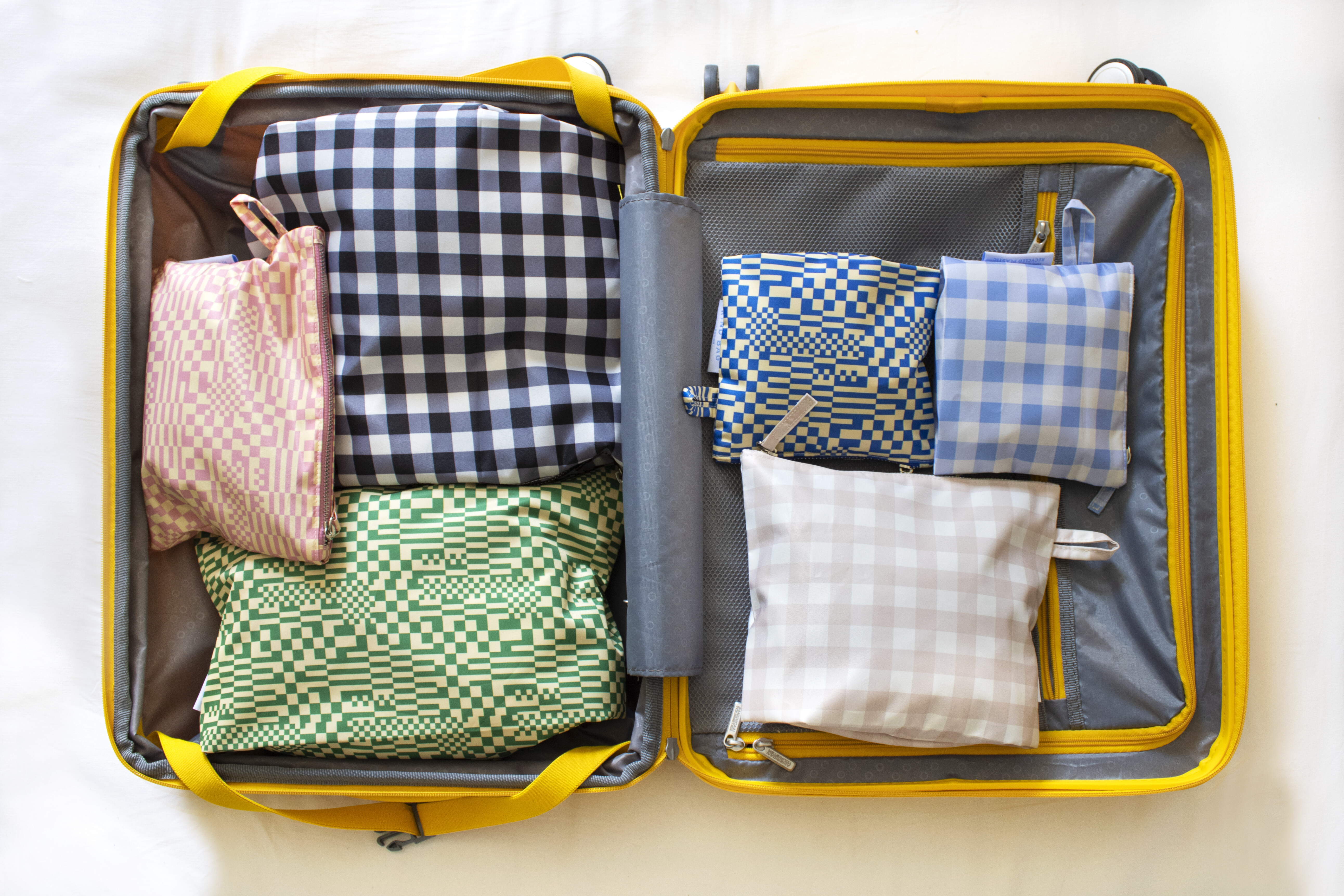 POUCHES_LIFESTYLE_BUNDLE-Gingham-Trippy-202206.jpg