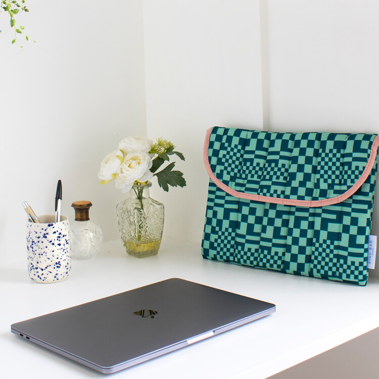 750.LAPTOP-SLEEVE_Trippy%20Checkerboard-2%20%E1%84%87%E1%85%A9%E1%86%A8%E1%84%89%E1%85%A1.jpg