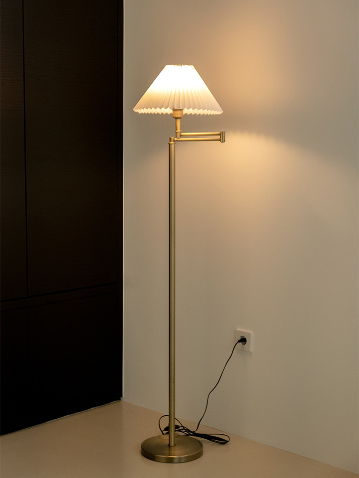 Line Floor Lamp Brass