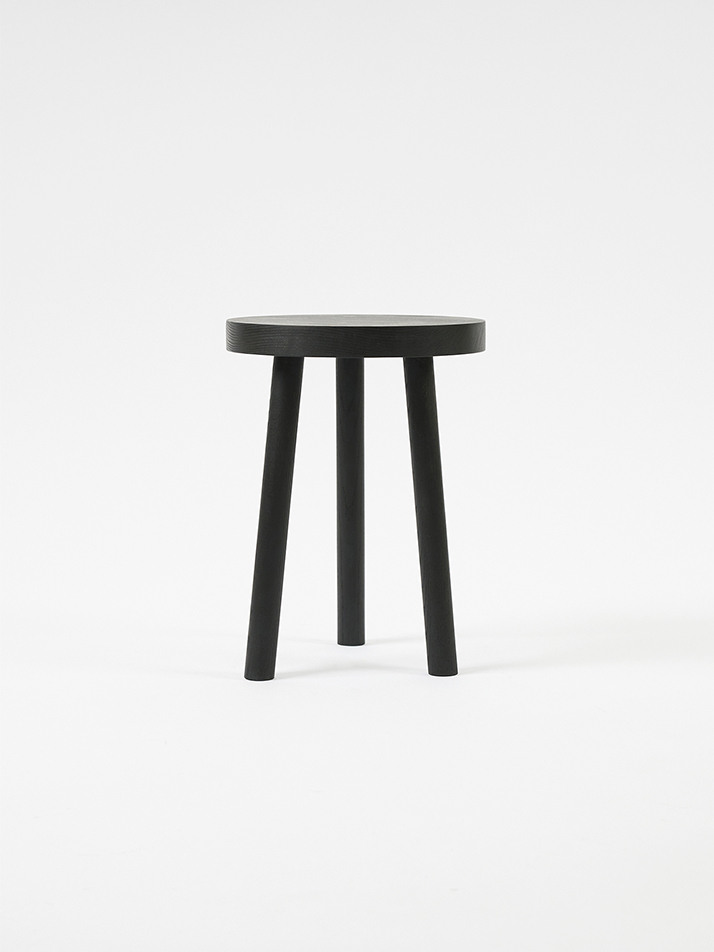 Moon Stool Black / Walnut / Oak
