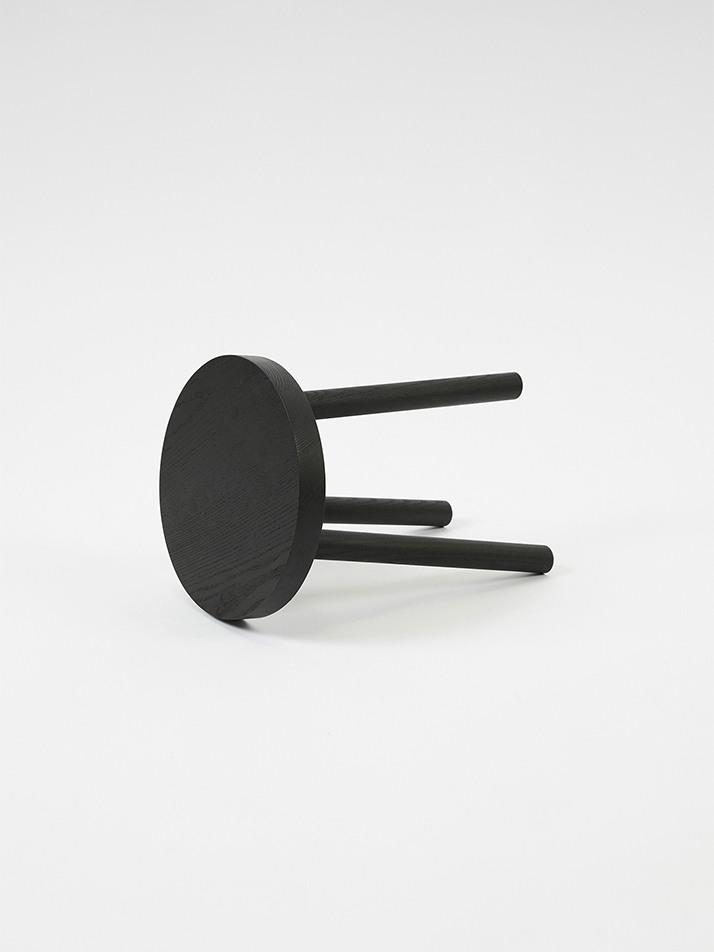 Moon Stool Black / Walnut / Oak