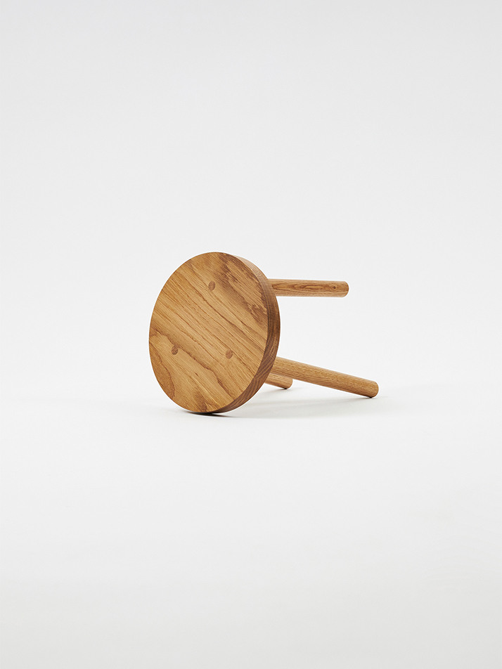 Moon Stool Black / Walnut / Oak