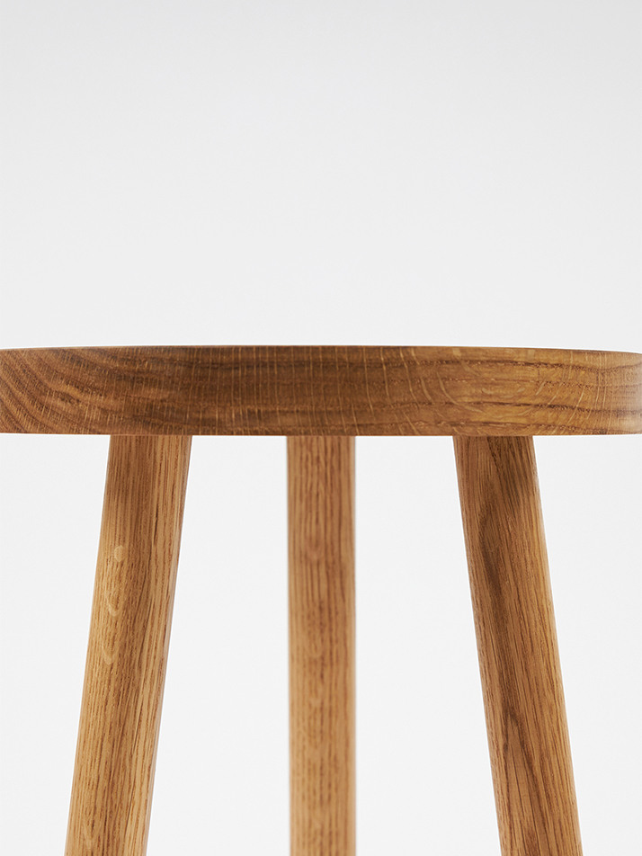 Moon Stool Black / Walnut / Oak