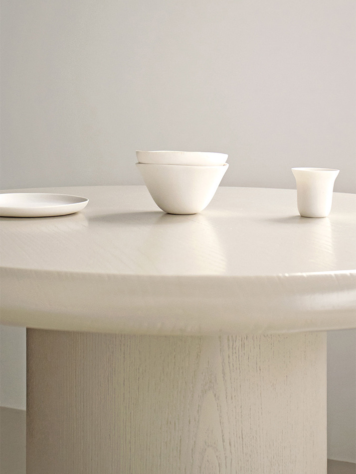 Column Round Dining Table