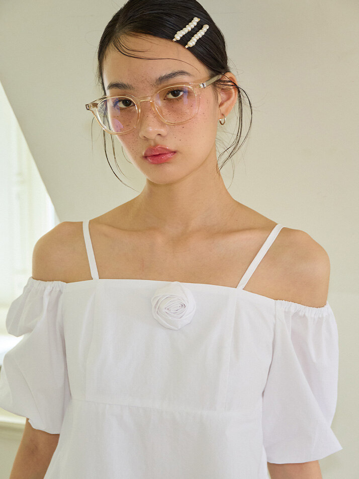 Two-way Off Shoulder Corsage Blouse_ White