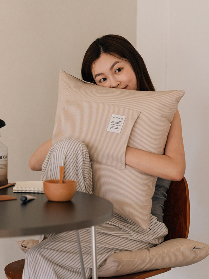디어리얼 허그 포켓 쿠션커버 라인
