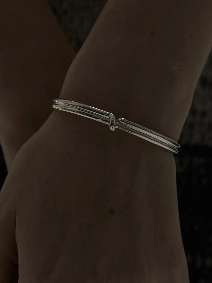 SWIRLY BANGLE SILVER