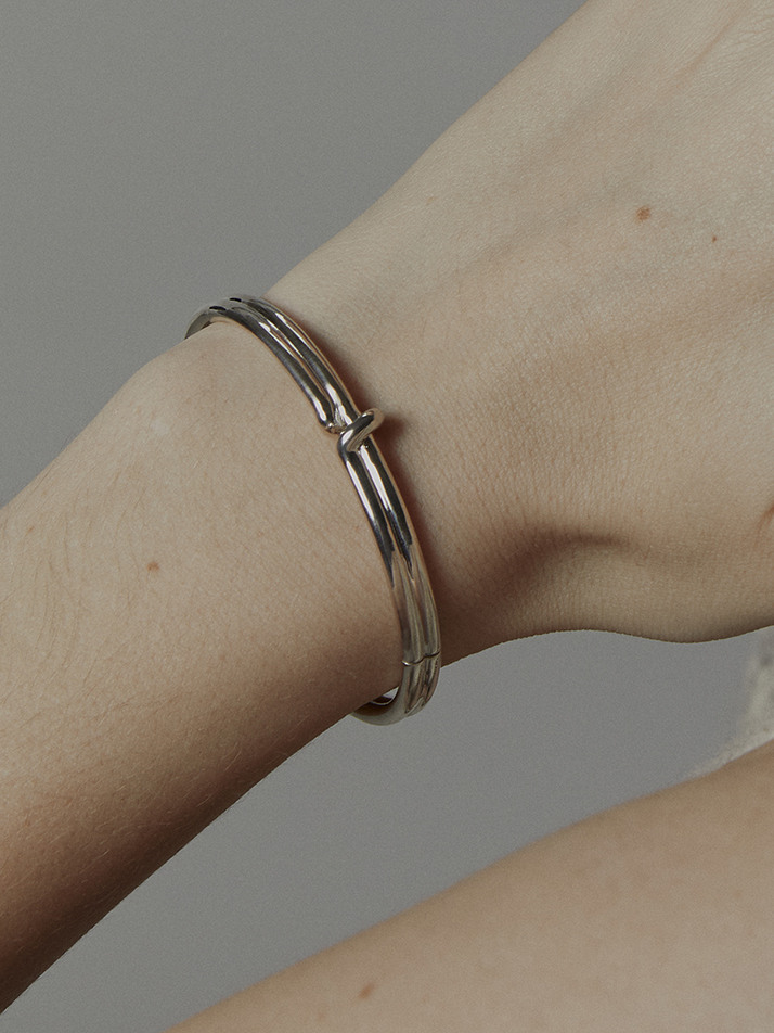 SWIRLY BANGLE SILVER