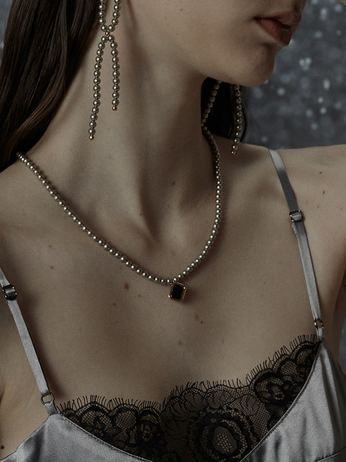 SAPPHIRE GREY PEARL NECKLACE
