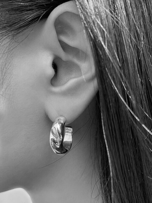 BOLDNESS CURVE HOOPS