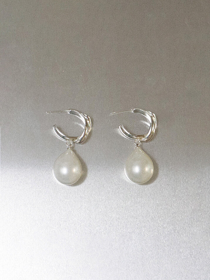 Hug Pearl Drop Earring