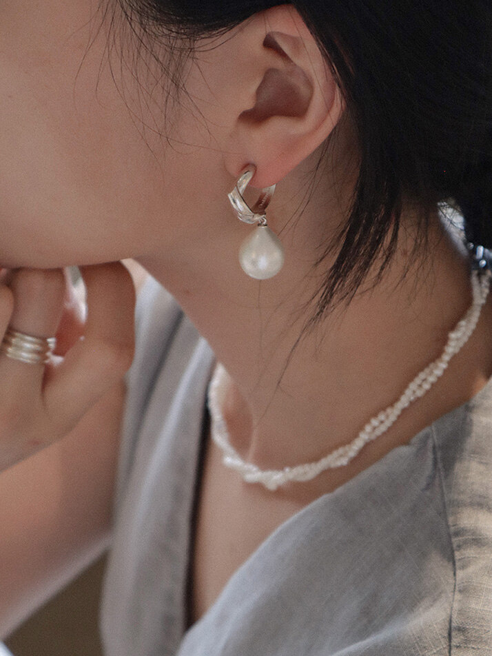 Hug Pearl Drop Earring