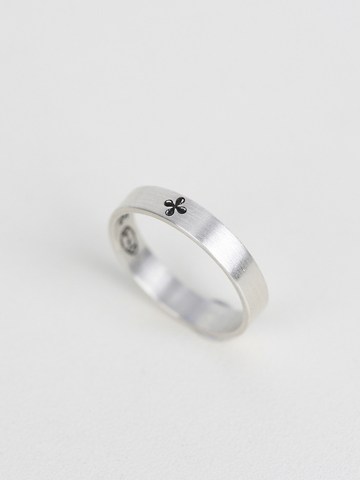 Slim black clover ring (925 silver)