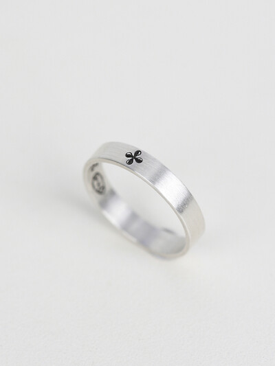 Slim black clover ring (925 silver)