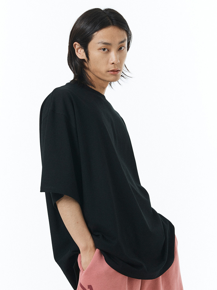 태그 포인트 오버핏 티셔츠 - BLACK
