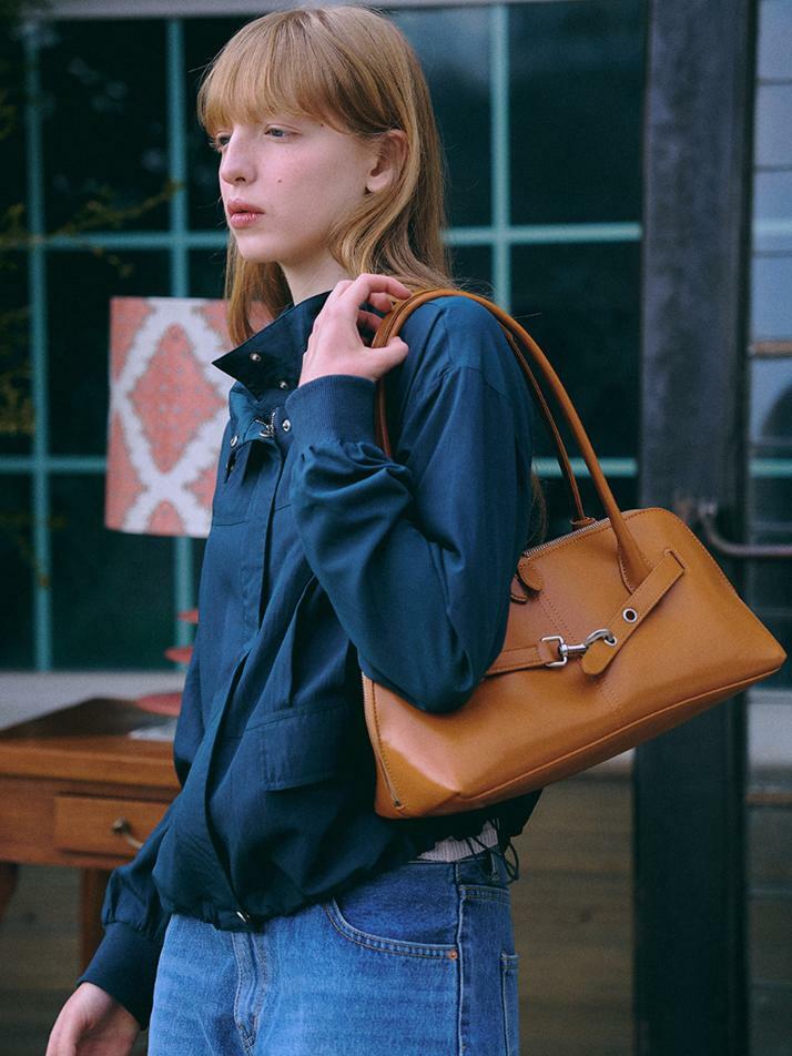 NOA Baguette Bag [Glossy CAMEL]