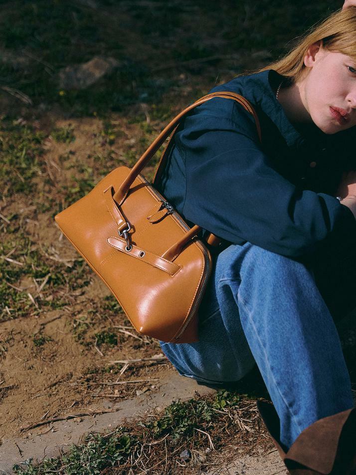 NOA Baguette Bag [Glossy CAMEL]