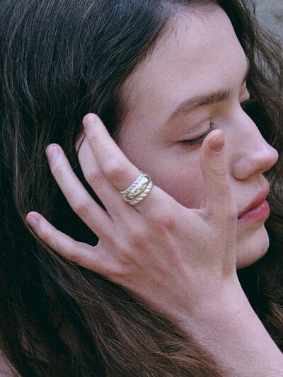 Double twist volume ring