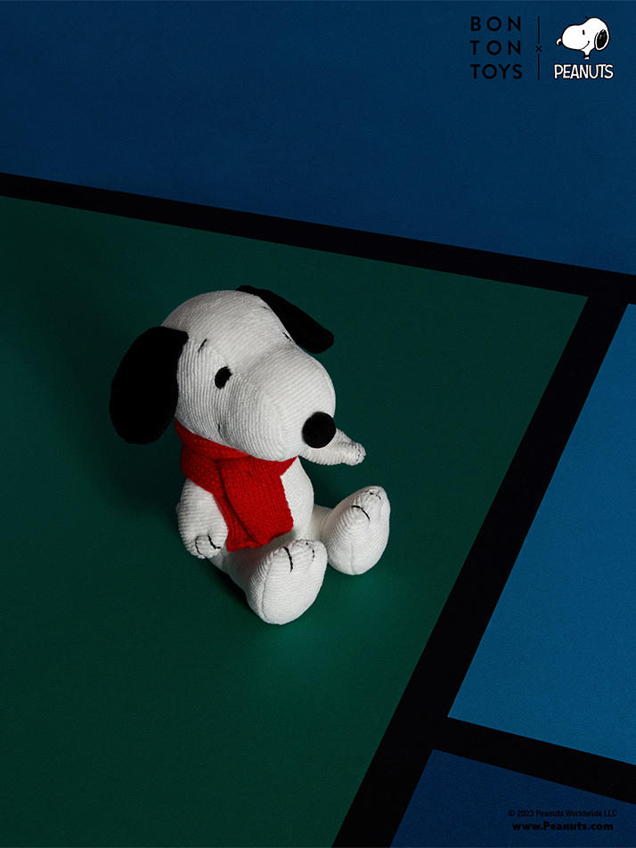 [PEANUTS] Snoopy Sitting with Christmas Hat - 17cm