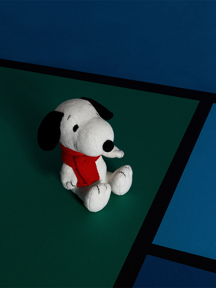 [PEANUTS] Snoopy Sitting With Scarf - 17cm