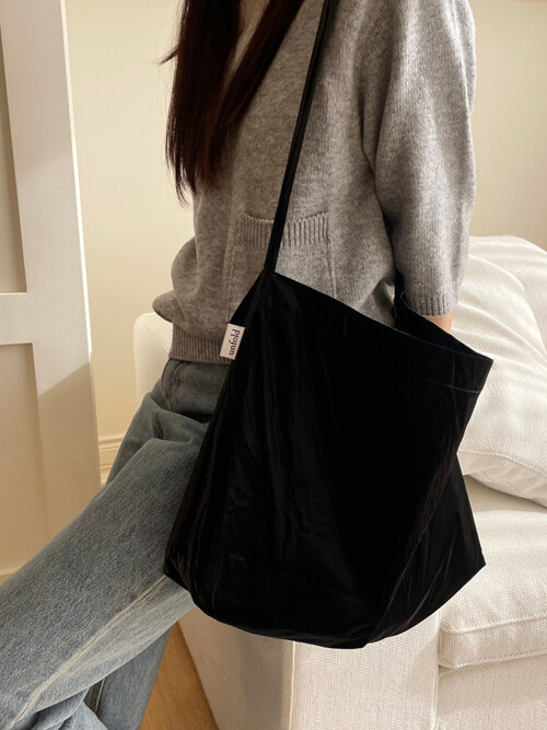 Glossy shoulder bag (black)