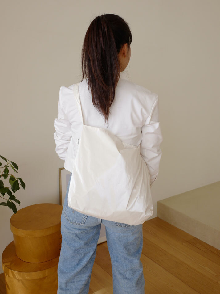 Glossy shoulder bag (ivory)