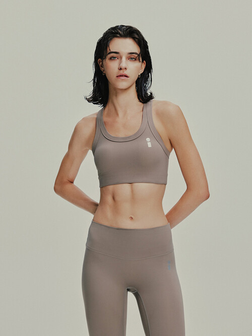 i 로고  레이서백 스포츠 브라-밀크티