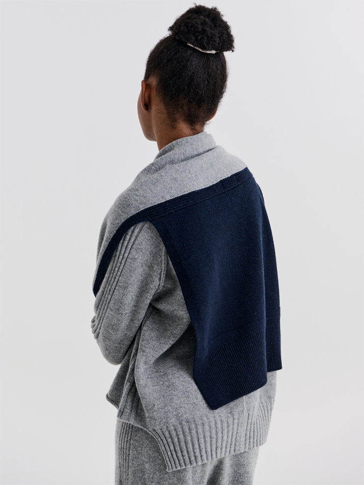 INTARSIA CAPE (GREY)
