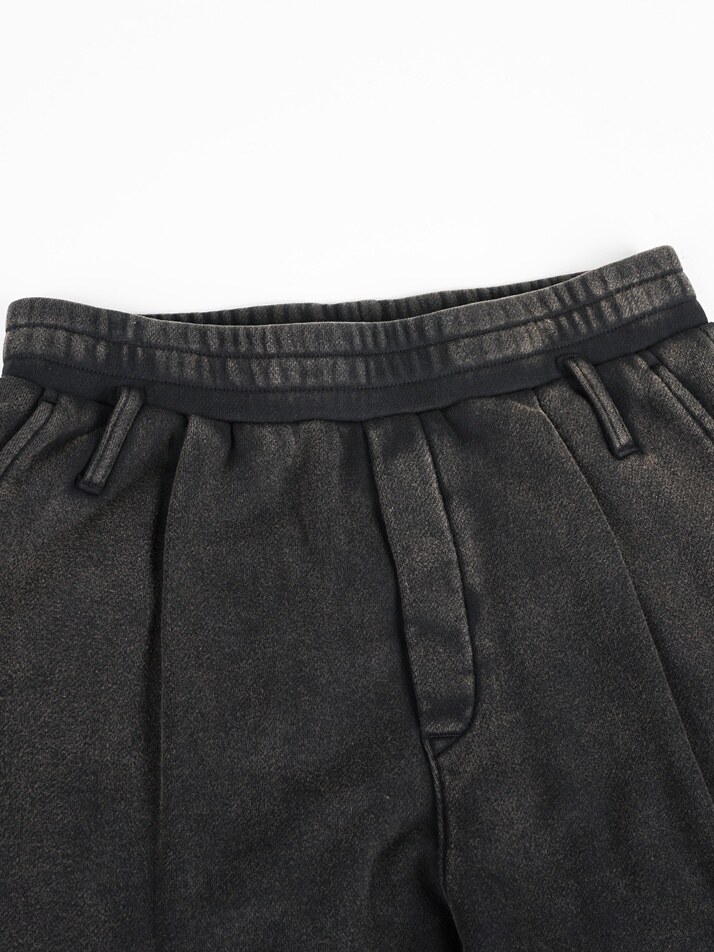 [birbante] 가먼트워싱 컴포트 루즈핏 원턱 스웨트 팬츠 - 차콜