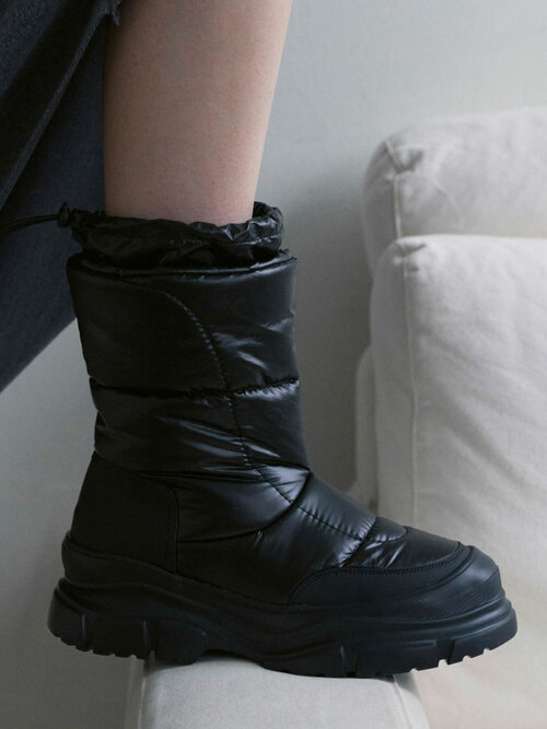 Stitch Puffer Boots / Glossy Black