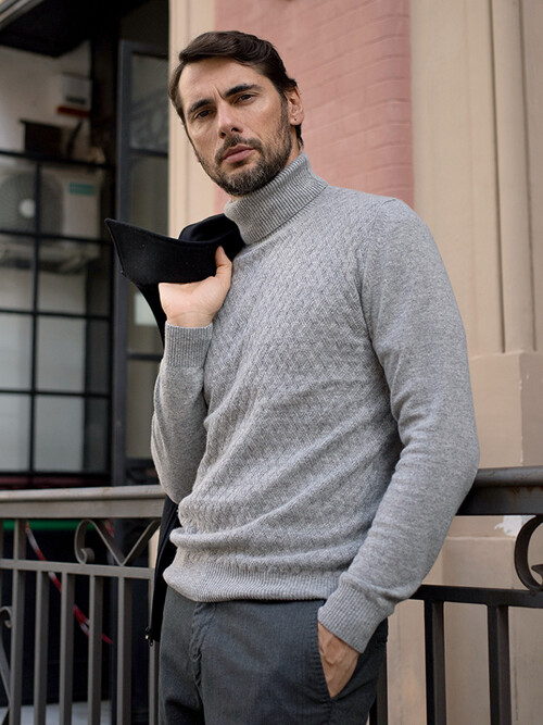 [아르메오디] 레귤러핏 래티스 위브 캐시미어 울 터틀넥 니트 DFINT803GR