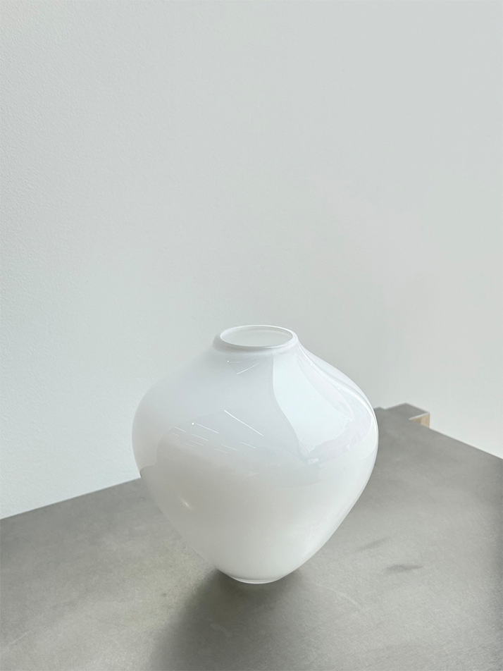 김동완_color vase_White