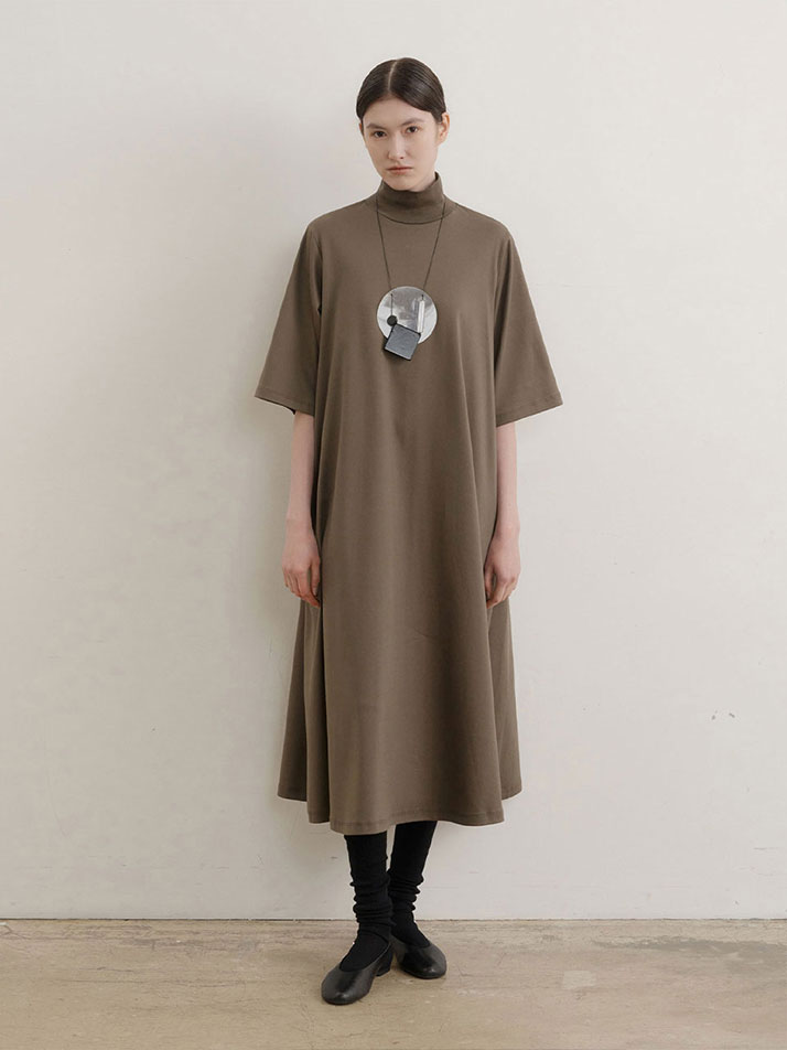 모디 하이넥 플레어 원피스 (2컬러)