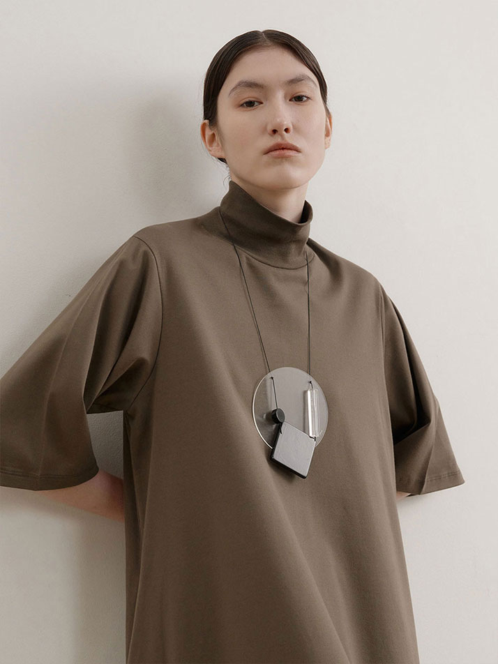 모디 하이넥 플레어 원피스 (2컬러)