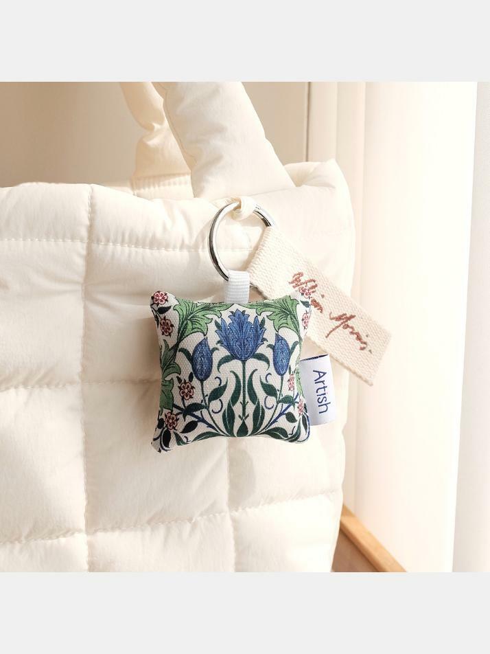 쿠션키링 Floral Wallpaper Design with Tulips / 윌리엄 모리스(William Morris)