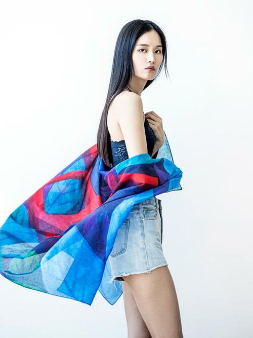 숲속의 빨간의자와 책 파레오