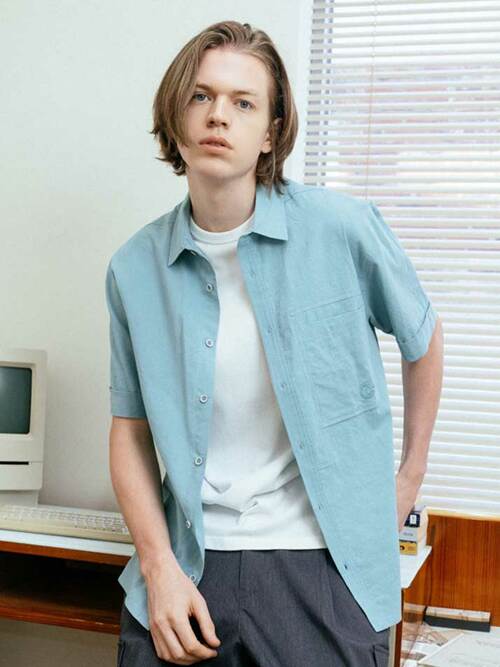 비대칭절개라인 로고자수 반팔셔츠 CXS24MWSH488 SBL