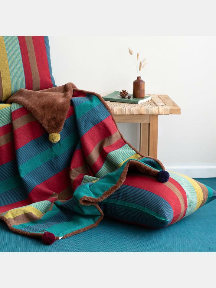 극세사 벨보아 니트방울 블랭킷 피콕스윙