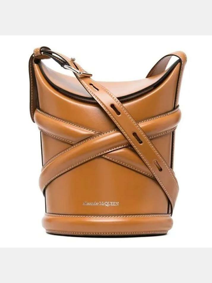[알렉산더맥퀸] 24SS 로고프린팅 커브 버킷백 카멜 656467 1YB40 2002