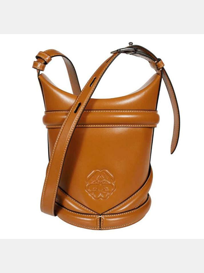 [알렉산더맥퀸] 24SS 로고프린팅 커브 버킷백 카멜 656467 1YB40 2002