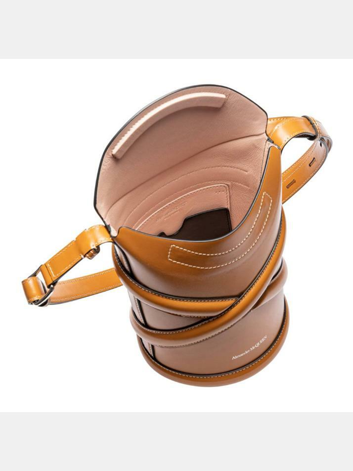 [알렉산더맥퀸] 24SS 로고프린팅 커브 버킷백 카멜 656467 1YB40 2002