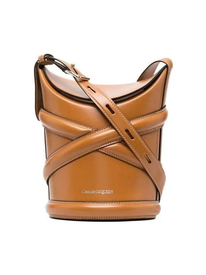 [알렉산더맥퀸] 24SS 로고프린팅 커브 버킷백 카멜 656467 1YB40 2002